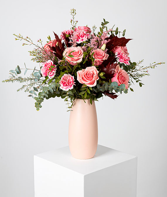 Ramo de rosas y claveles en tonalidades rosas