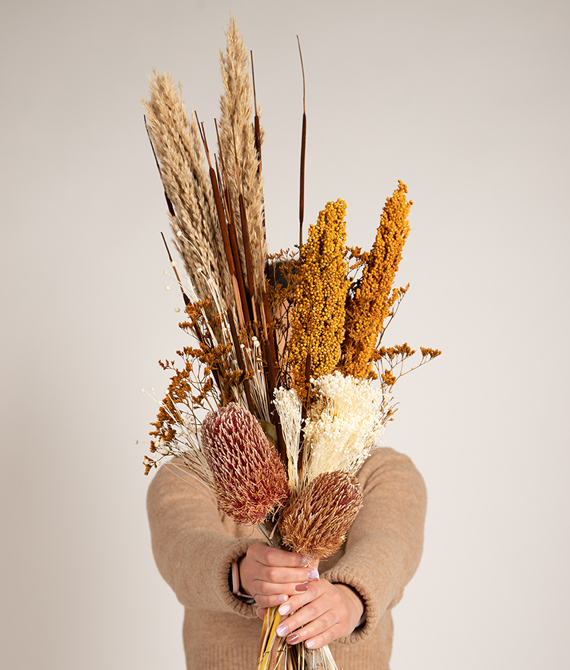 Ramo de flores preservadas con proteas, sorghum, thipha, plumeros y limonium.