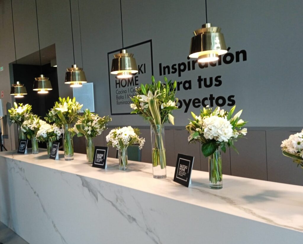 Centros florales en el nuevo showroom de Saltoki Home 